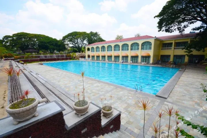 Swimming pool and hotel wing at Fontana Leisure Parks, Clark