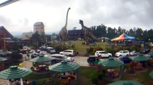 Campuestohan Highland Resort dinosaur park view