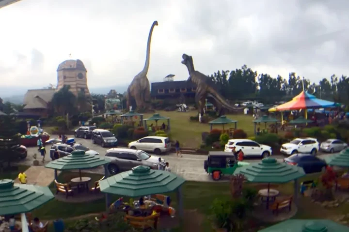 Campuestohan Highland Resort dinosaur park view